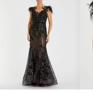 MAC DUGGAL
Black Embellished Feather Cap Sleeve Illusion Neck Trumpet Gown